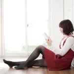 休日に部屋で本を読んでいる彼女